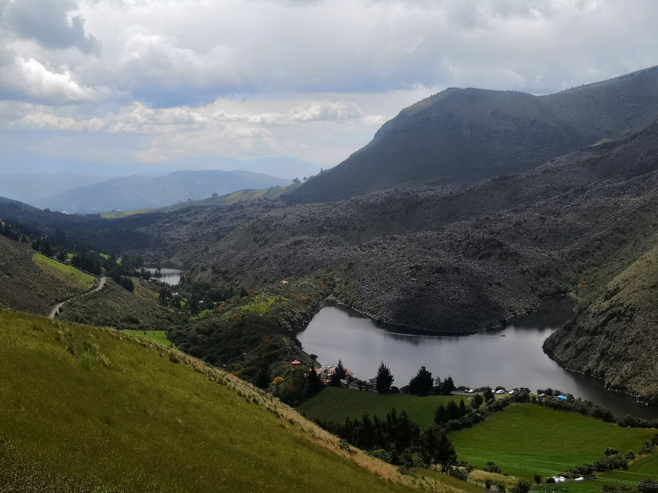 Las lagunas de Secas  Uno de los atractivos cercanos a la población de Pintag y en camino al Parque Nacional Antisana, son las “Lagunas de Secas”, donde un derrame lávico represo uno de sus ríos y construyo estas pequeñas pero hermosas lagunas.