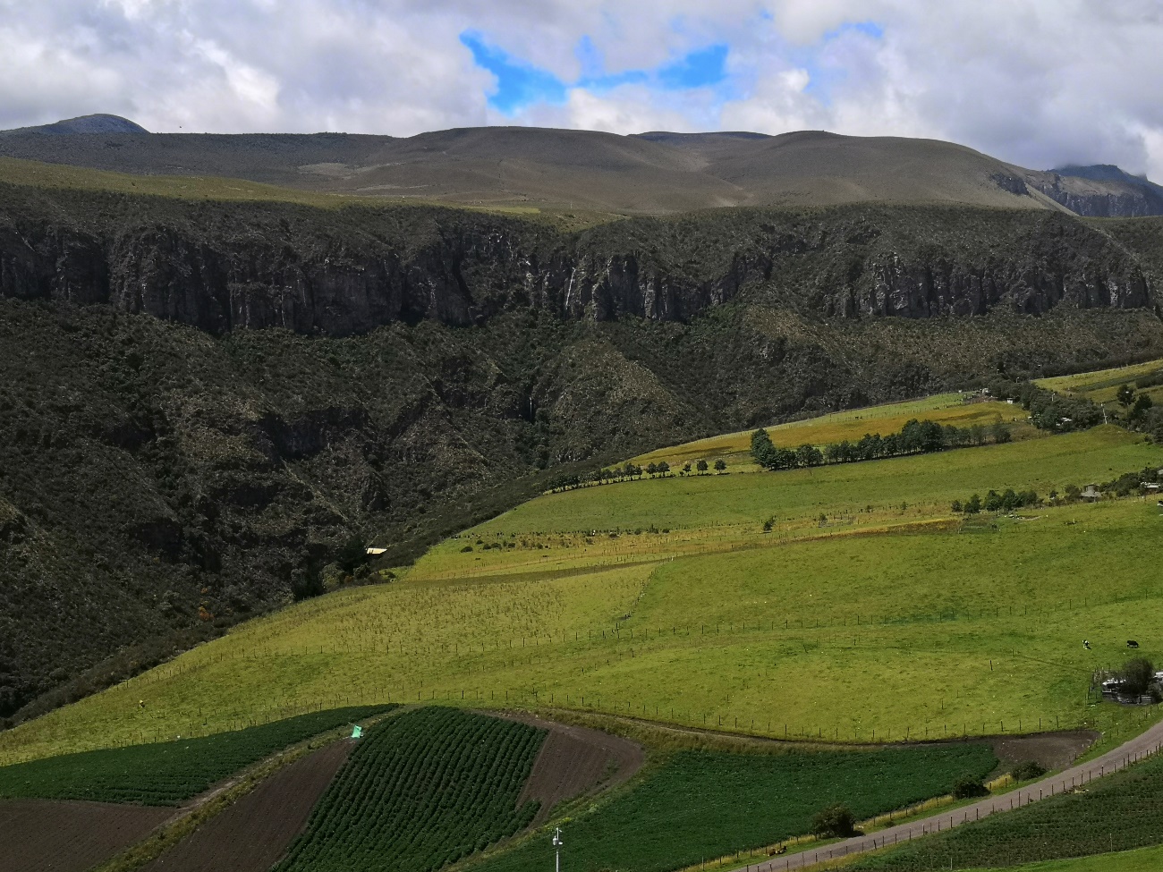 El Peñón del Isco es un sitio importante para la reproducción de cóndores andinos. Además de paisajes impresionantes