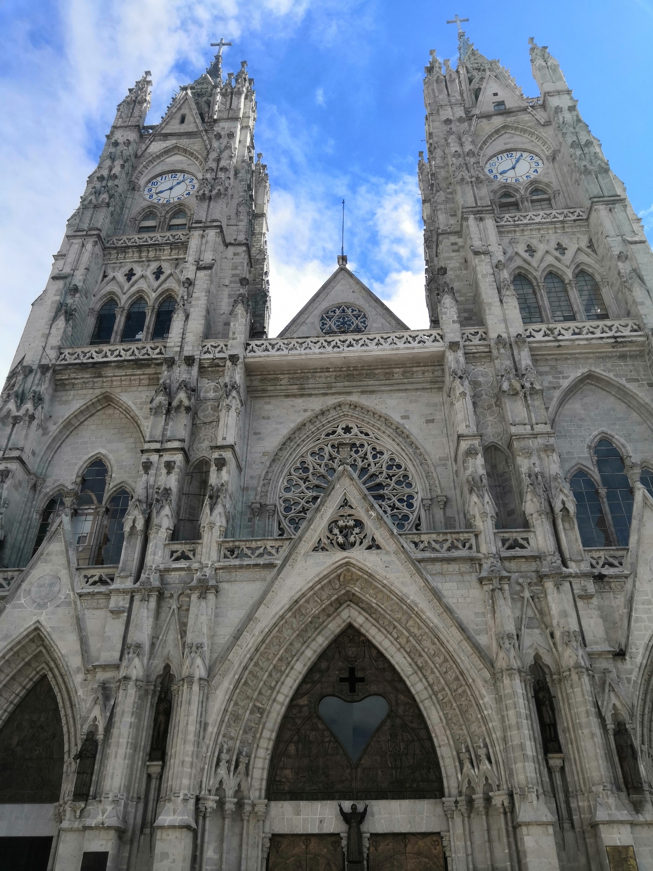 La Basílica del Voto Nacional es un edificio religioso de estilo neogótico ubicado en el centro histórico de la ciudad de Quito D.M. Es considerado como el templo neogótico más grande de América y el templo religioso más alto de Hispanoamérica. Se ubica, en las calles Carchi y Venezuela, junto al convento de los padres Oblatos.  La construcción de la Basílica del Voto Nacional comenzó en 1892 y se completó en 1988. La iglesia fue construida para conmemorar el centenario de la independencia de Ecuador. La iglesia es famosa por sus torres gemelas que se elevan a 115 metros de altura y su impresionante arquitectura gótica.