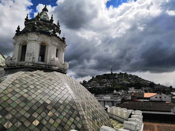 Desde las cúpulas de la Iglesia de la Compañía de Jesús se puede apreciar una vista panorámica de la ciudad, incluyendo el Panecillo.