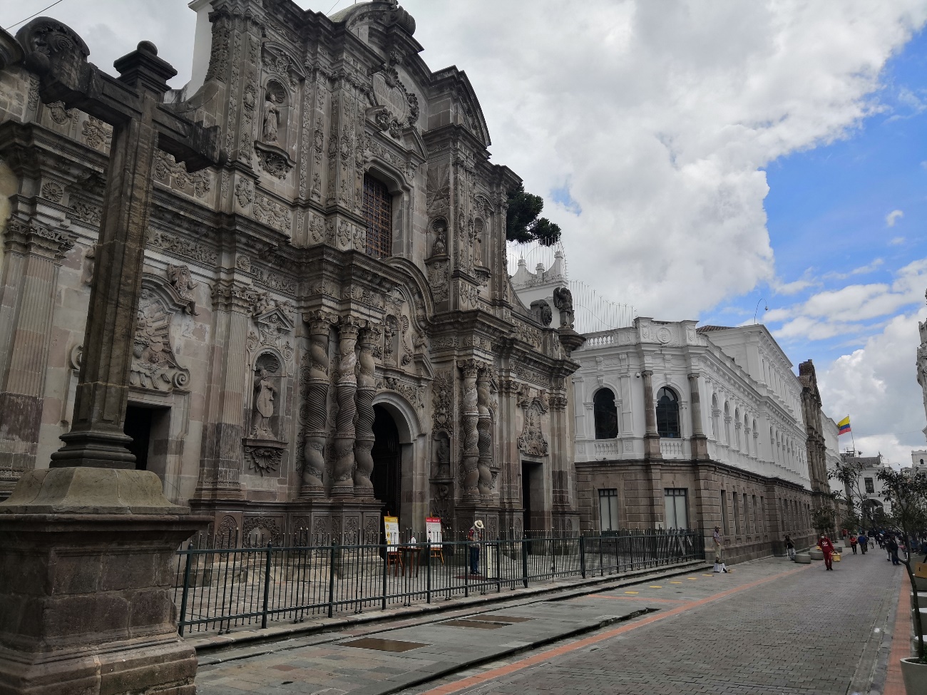 La fachada de la iglesia de la Compañía de Jesús en Quito, es un ejemplo destacado del estilo barroco latinoamericano. La iglesia fue construida en el siglo XVIII y resume los estilos, las formas, el trabajo artístico y arquitectónico quiteño de los dos siglos transcurridos desde el inicio de la Colonia. Los elementos de diseño incluyen una fachada casi simétrica y obras de arte de artistas de la Escuela de Quito.