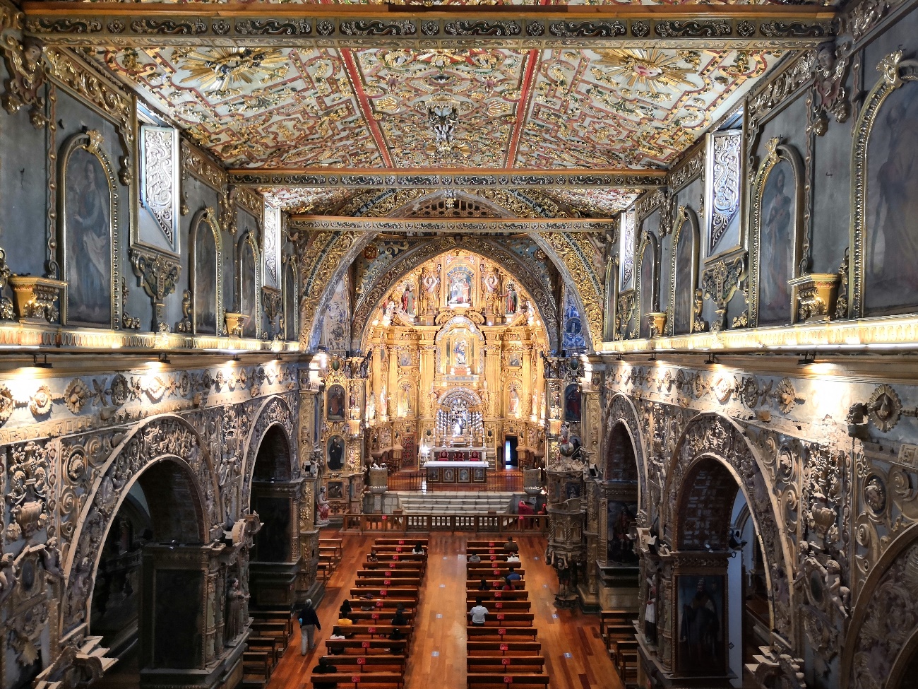 El interior de San Francisco está dispuesto en tres naves en forma de cruz latina. La nave central es elevada y, según se cree, los techos artesonados al estilo mudéjar son los primeros en el arte de la época. Alrededor de la nave central hay ocho retablos para igual número de altares.