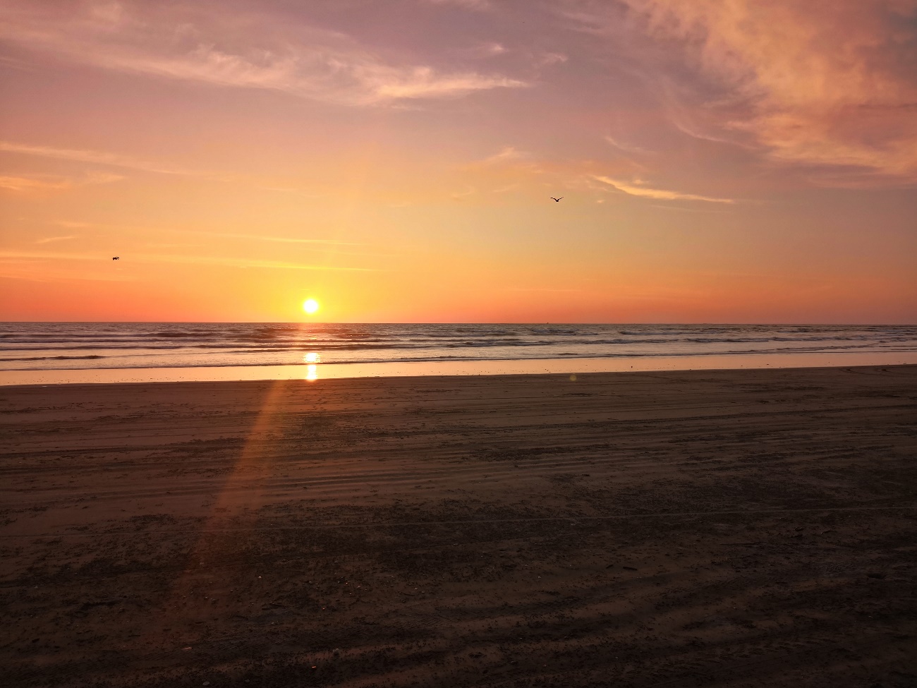 La playa de Cojimíes es un lugar ideal para disfrutar de hermosos atardeceres. La fina y clara arena de la playa es el escenario perfecto para días de sol, arena y mar. Turistas nacionales e internacionales llegan a Cojimíes todo el año para disfrutar de sus aguas y bellos atardeceres.