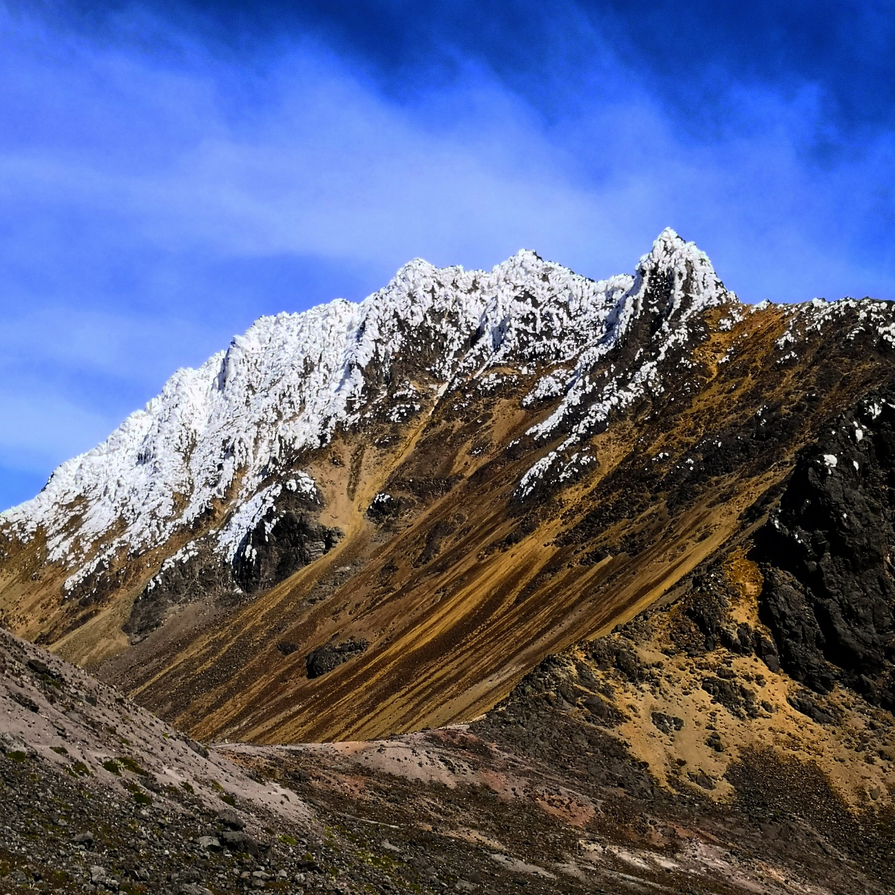 El Iliniza Norte es una de las rutas más populares de trekking en Ecuador ya que no hay ningún glaciar en la cumbre y puede escalarse sin necesidad de cordadas.  Si deseas subir al Iliniza Norte, puedes hacerlo en un día o dos días. La altitud del Iliniza Norte es de 5126m / 16817ft y la distancia es de 12km / 7.5mi para el ascenso y se puede hacer todo el año.