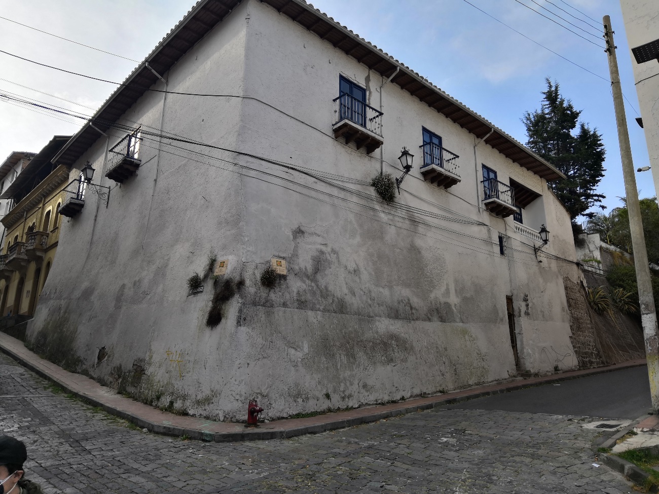 Se dice que Casa de la Peña fue propiedad del primer médico español que llegó a nuestro Quito, Don Pedro de Valverde, quien al parecer instaló entre estos muros el primer hospital de la ciudad “Nuestra Señora de la Antigua”.  Constituye un monumento histórico y artístico al ser reconocida como las moradas del más célebre pintor mestizo, Miguel de Santiago (siglo XVI), que supo interpretar de modo personal las creencias y oraciones comunitarias logrando los anhelos religiosos de la colectividad de su tiempo.  La casa es una de las primeras casas de Quito después de la fundación. Luego, esta vivienda pasa por varias etapas orales no verificadas, dicen que fue una especie de recoleta de los padres Agustinos y posiblemente luego pasa a ser morada de Miguel de Santiago. Hoy la casa es cálida, pese a que es de piedra y adobe, es muy acogedora.