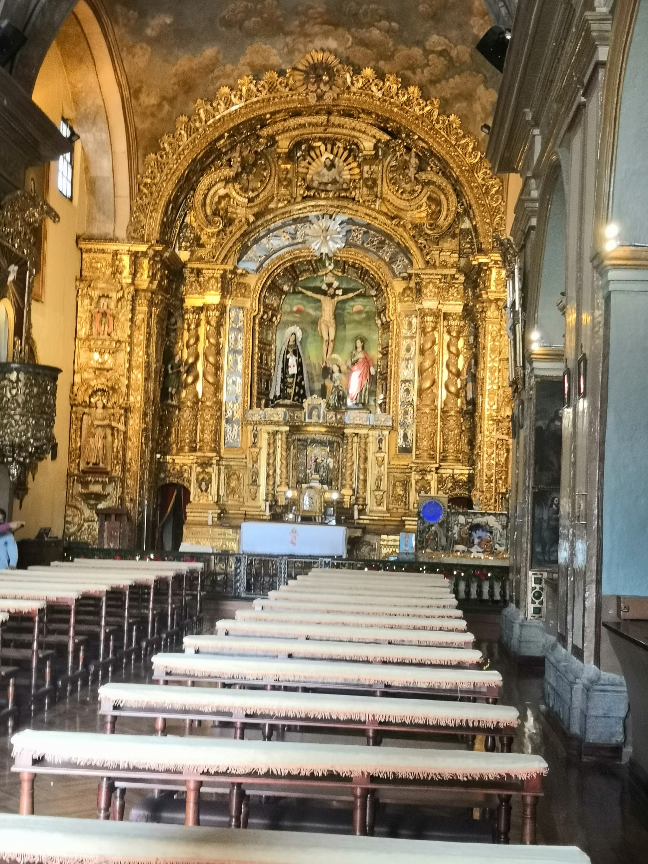 La Capilla de Cantuña es conocida por su retablo que contiene el grupo escultórico de El Calvario, atribuido a Bernardo de Legarda. El púlpito, tallado en madera cubierta de pan de oro, se atribuye también como obra de Legarda.  Además, la capilla cuenta con hermosas esculturas talladas por el artista Bernardo de Legarda.  En la capilla también se encuentra una pintura mural que representa "El Calvario" y que fue encontrada en el mes de noviembre de 2018 al desmontar el retablo de San Lucas.