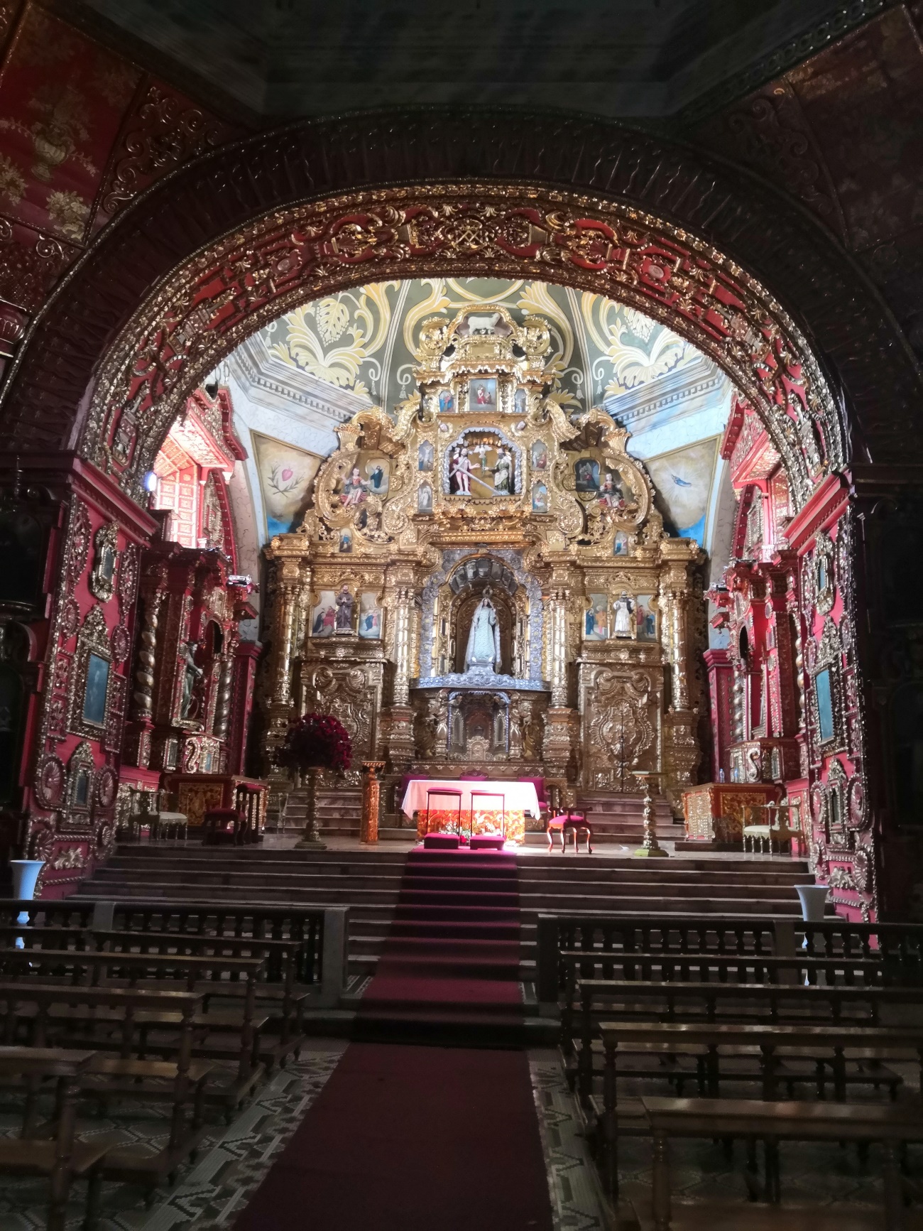 Santo DomingoLa Capilla del Rosario es la más rica y conocida de las capillas de la iglesia deSanto Domingo.  El color rojo en la Capilla del Rosario de la Iglesia de Santo Domingo en Quito, Ecuador, es un color que se asocia con la sangre y la pasión de Cristo. En el barroco, el rojo se usaba para representar la sangre de Cristo y su sacrificio en la cruz. El rojo también se asocia con el fuego y la luz divina.