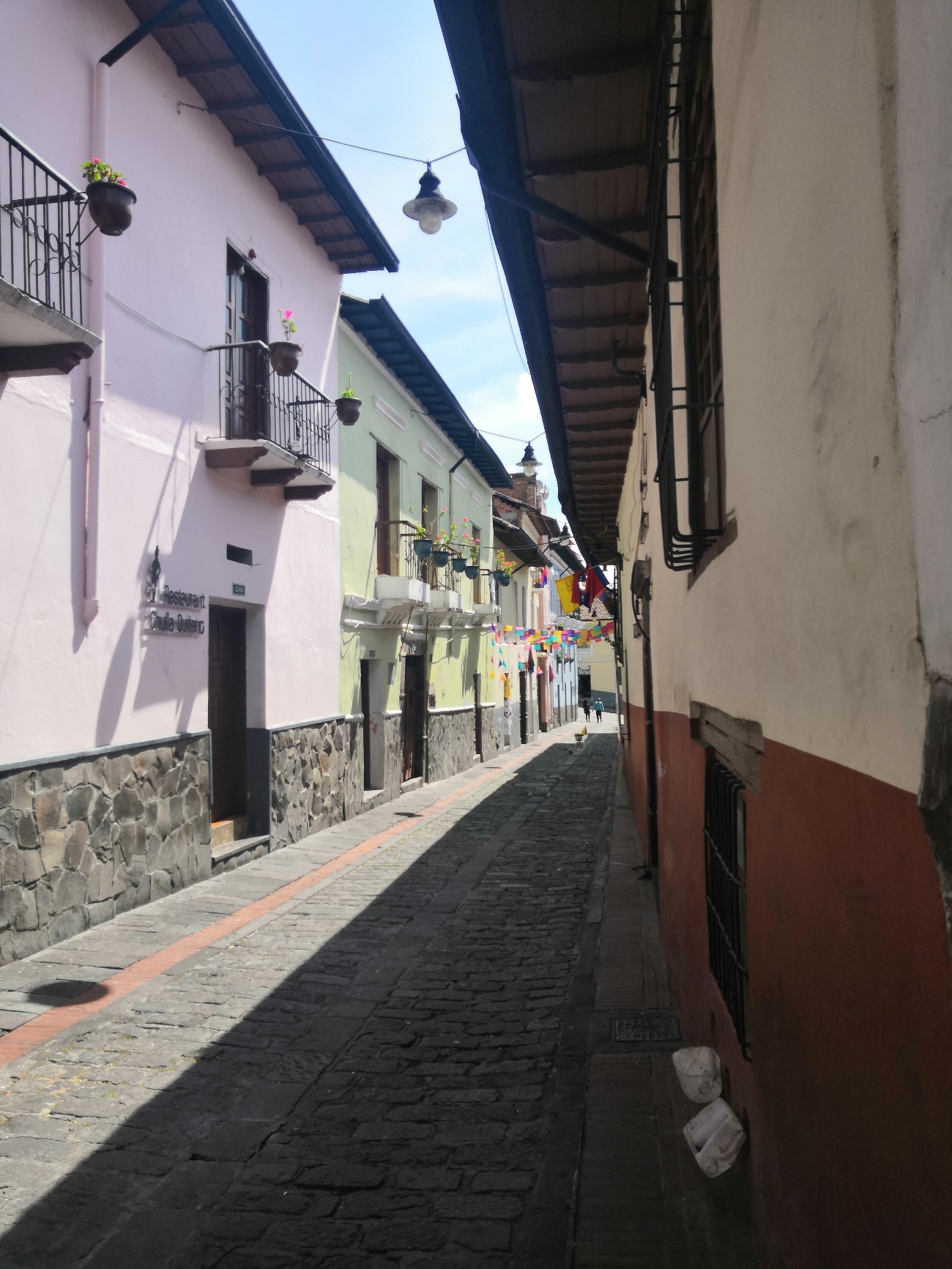 La Ronda es un barrio tradicional de la ciudad de Quito que se encuentra a lo largo de la estrecha calle Morales. En este lugar se pueden encontrar talleres artesanales del proyecto Manos en La Ronda que ofrecen sus productos a turistas nacionales y extranjeros. Además, la calle de La Ronda es una de las más tradicionales de la ciudad y cuna de pintores, escritores y poetas de los años 30. En las casas de esta estrecha calle se escribieron canciones y pasillos que albergaron a políticos, románticos y bohemios.