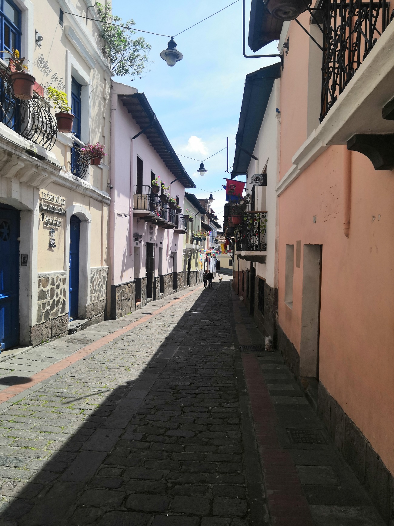 La Ronda es un espacio lleno de cultura quiteña. Sus calles y paredes están llenas de historias, leyendas y tradiciones que se han mantenido vivas gracias a la gente que habita en este lugar. En La Ronda se pueden encontrar bares, restaurantes y tiendas de artesanías.