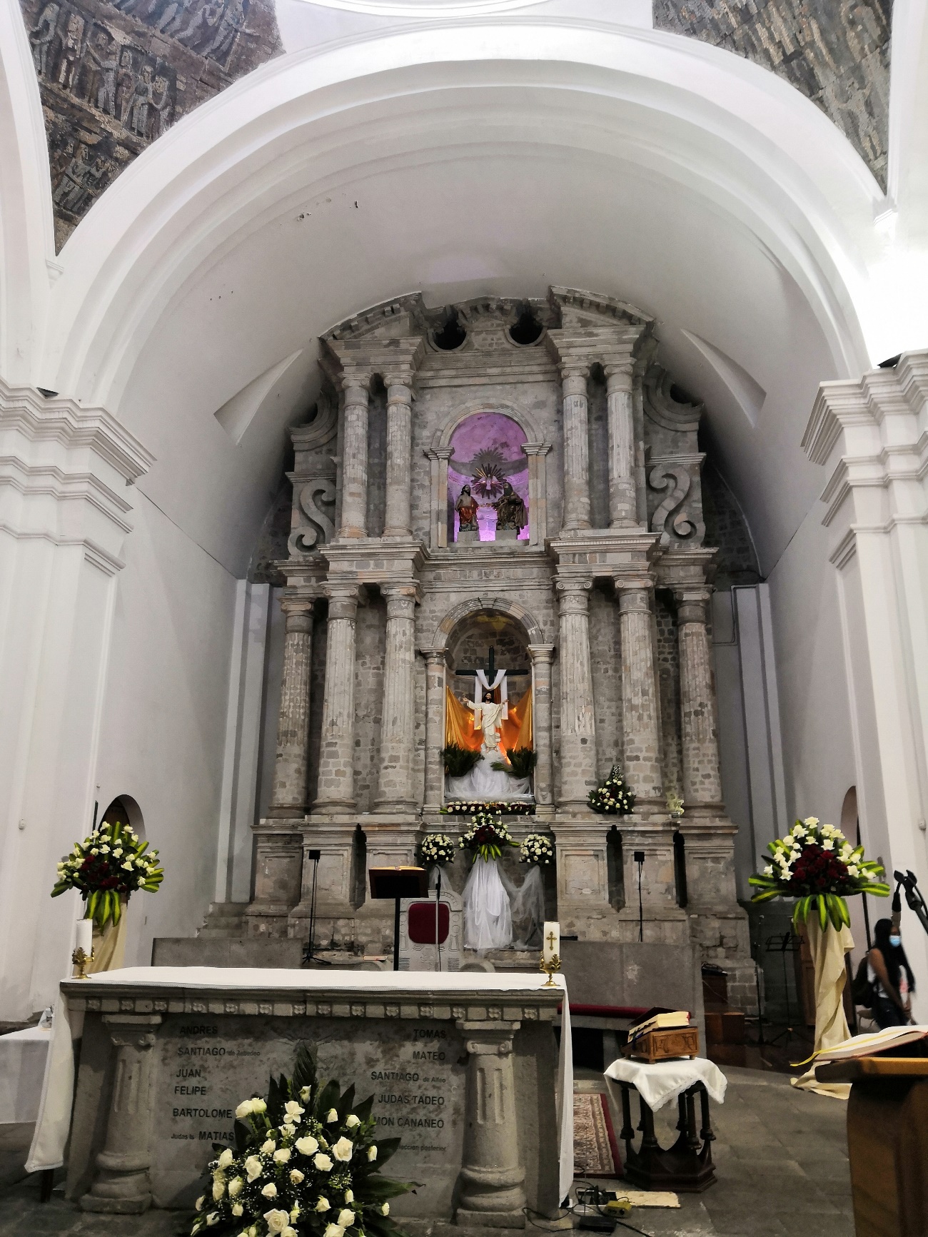 Altar mayor de la Catedral de Latacunga, Tallado en Piedra Pómez